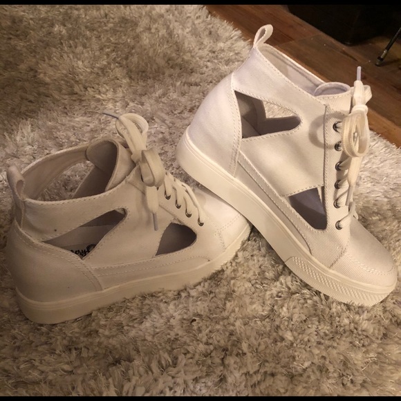 Size 6.5 Wedge style lace up canvas sneaker by Very G. - Picture 2 of 5